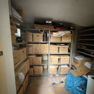 חדר אחסון עם קופסאות קרטון ומדפים
