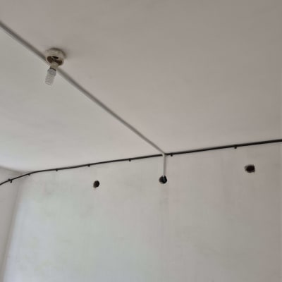 תקרה עם חוטי חשמל ונורה