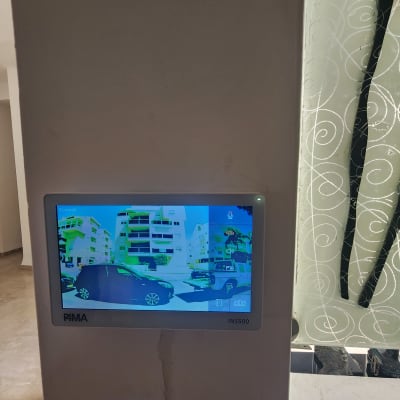 מסך אינטרקום וידאו מותקן על קיר