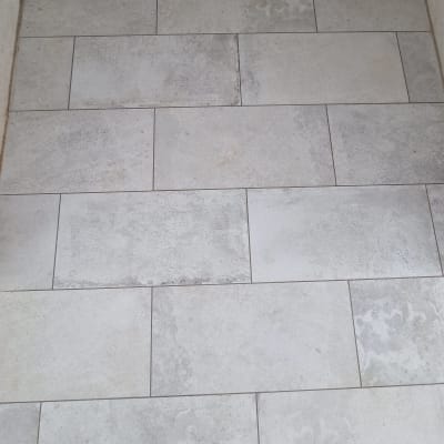 רצפה נקייה עם אריחים אפורים