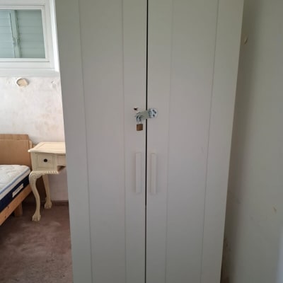 ארון לבן עם מנעול בחדר שינה