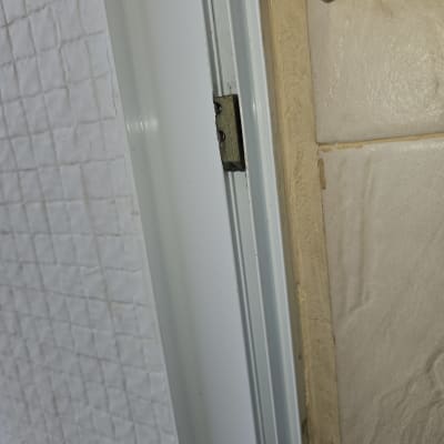 מסגרת תריס לבנה עם ציר מתכת קטן