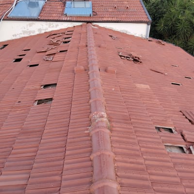 גג רעפים אדום עם רעפים שבורים וחסרים