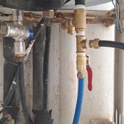 צנרת ומחברים של דוד שמש עם ברז אדום