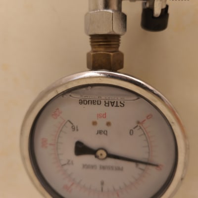 מד לחץ מים עם חיבורים מתכתיים