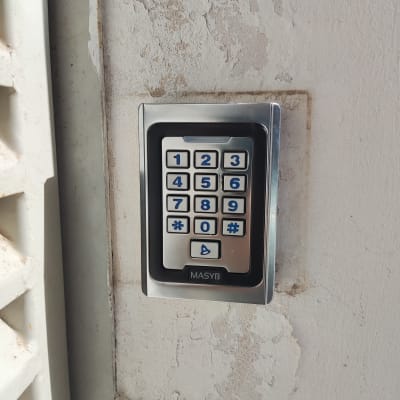 לוח מקשים מתכת עם מספרים על קיר