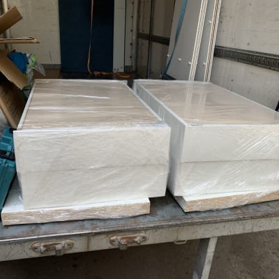 ארגזים וציוד ארוזים על משטח הובלה