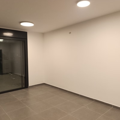 חדר עם קירות צבועים ותאורה בתקרה