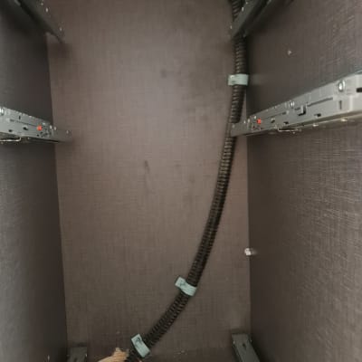 תמונה של ארון עם חוטי חשמל ומסילות מתכת