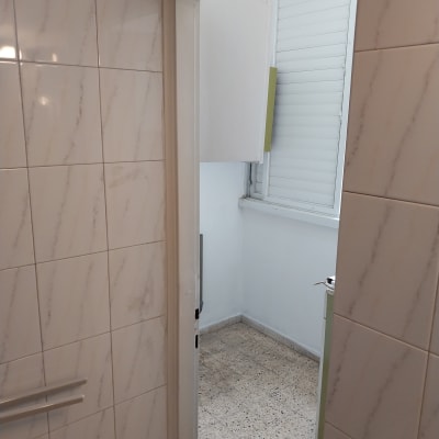 קיר צבוע בלבן עם חלון פתוח