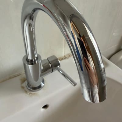 ברז כיור מתכתי בחדר אמבטיה