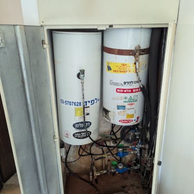 דוד שמש עם צינורות וחיבורים