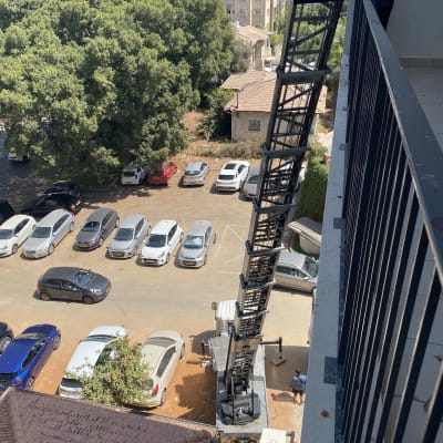 מנוף להובלה של חפצים מדירה גבוהה