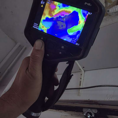 מד חום תרמי משמש לאיתור נזילות בקיר