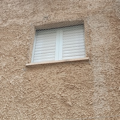 רשת על חלון למניעת כניסת יונים