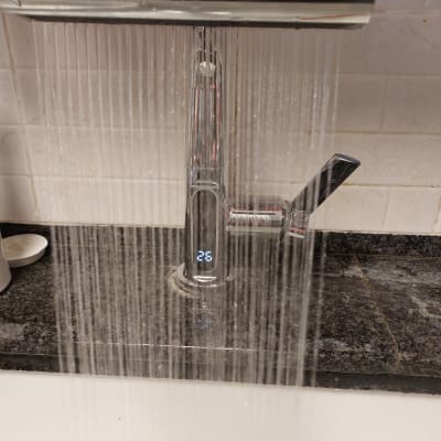 ברז מים זורמים עם תצוגת טמפרטורה דיגיטלית