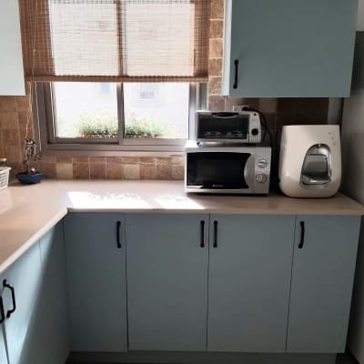 ארונות מטבח עם ידיות שחורות