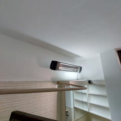 תקרה צבועה בלבן עם קווים עדינים