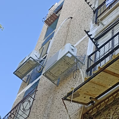 שני מזגנים מותקנים על קיר חיצוני של בניין