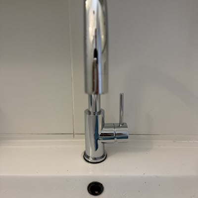 ברז כרום מותקן על כיור לבן