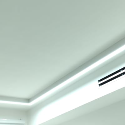 תקרה לבנה עם תאורה נסתרת ופתחי אוורור