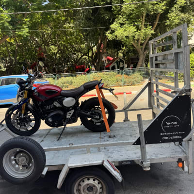 אופנוע על נגרר עם רצועות קשירה