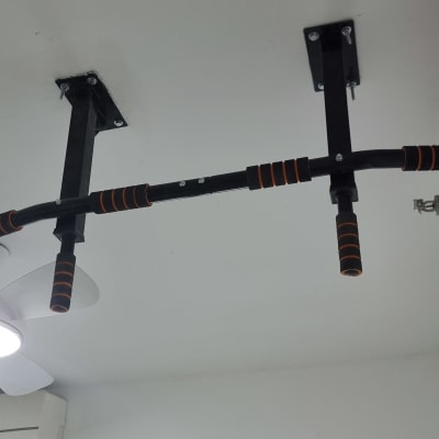 מתקן מתח תקרה עם ידיות אחיזה