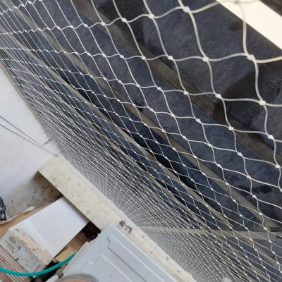 רשת מתוחה למניעת כניסת יונים על מבנה