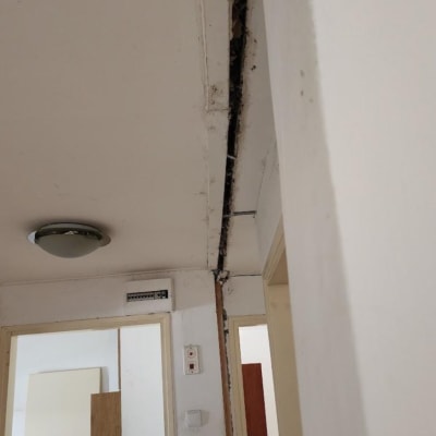 תמונה של קיר עם סדק בתקרה, דלתות וחדרים