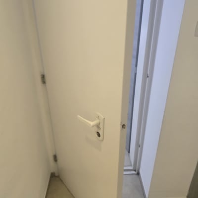 דלת לבנה עם ידית ומנעול