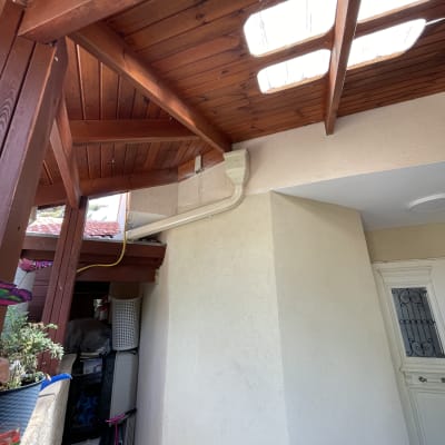 גג עץ עם חלונות שקופים ותעלות ניקוז