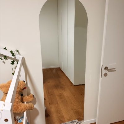 מראה עומדת על רצפה ליד דלת