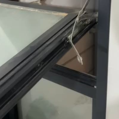 מנגנון מספריים בחלון אלומיניום מסוג דריי קיפ