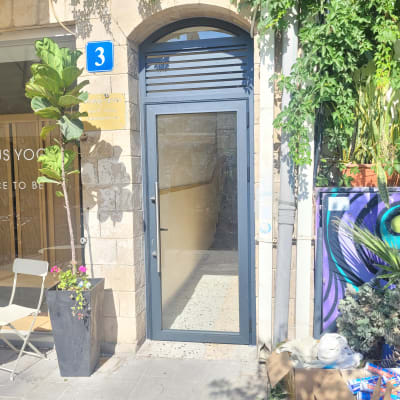 דלת אלומיניום אפורה עם ידית מתכת