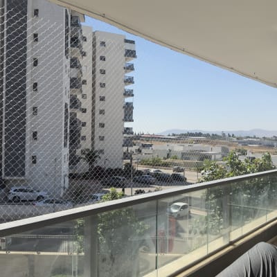 מרפסת עם רשת למניעת כניסת יונים