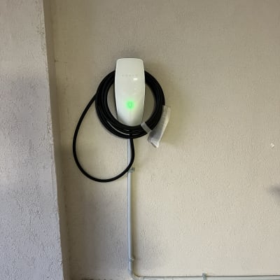 מטען טסלה עם כבל חשמלי על הקיר