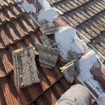 תיקון גג רעפים עם חומרי איטום