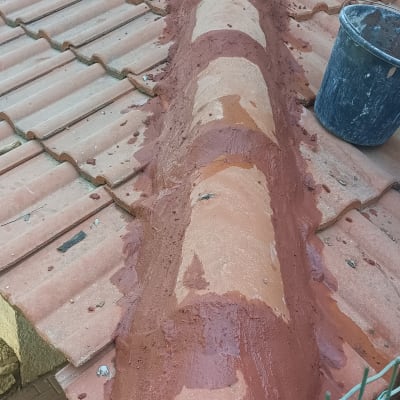 תיקון גג רעפים עם חומר איטום ודלי עבודה