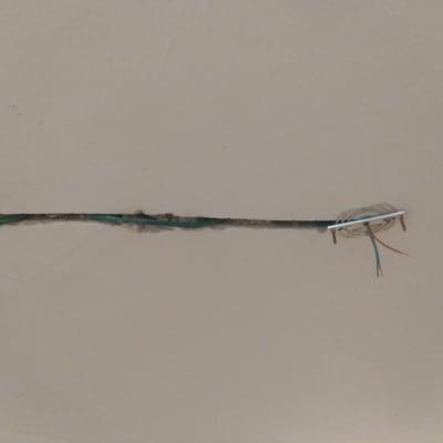 חוטי חשמל חשופים בתקרה עם צינור פלסטיק