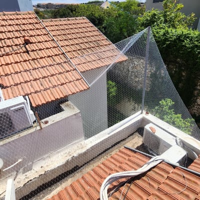 רשת מתוחה למניעת כניסת יונים על גג רעפים