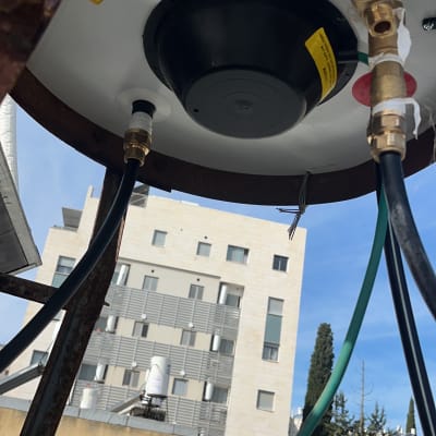 חלק תחתון של דוד שמש עם צינורות וחיבורים