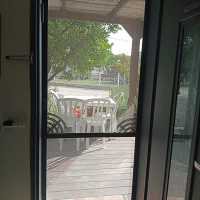 דלת אלומיניום עם מסגרת כהה