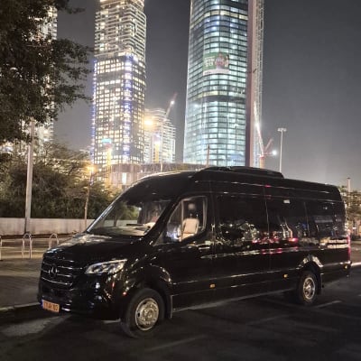 רכב מסחרי שחור חונה ברחוב בלילה