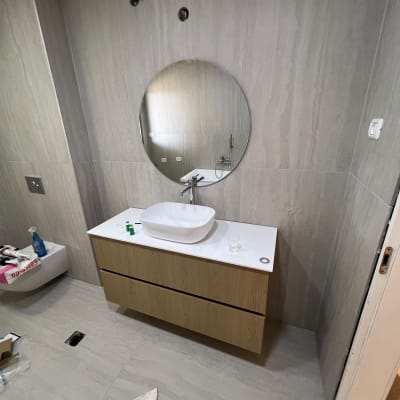 שיפוץ חדר אמבטיה כולל חיפוי אריחים גדולים, ארון רחף וכיור מונח