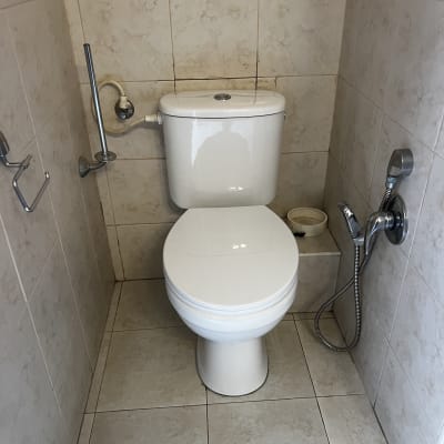 אסלה עם ברז ומקלחת יד