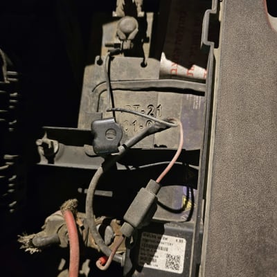 חוטים מחוברים למצבר ברכב עם תווית