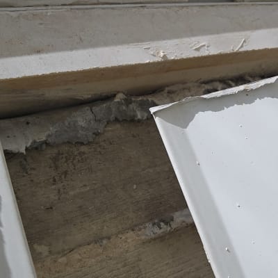 סדק בקיר עם חלקי מתכת חשופים