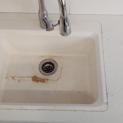 כיור שיש עם ברז וכלים לידו