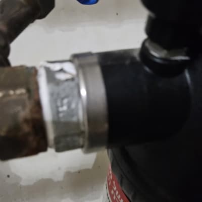 שסתום כחול וצינור מתכת עם חיבורי אינסטלציה