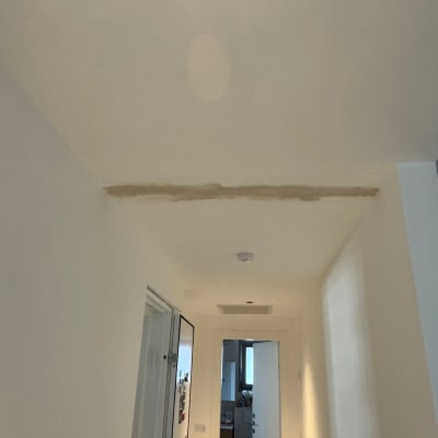 תיקון תקרה במסדרון עם סימני תיקון